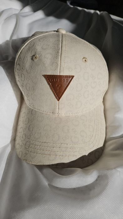 Оригинална шапка Guess