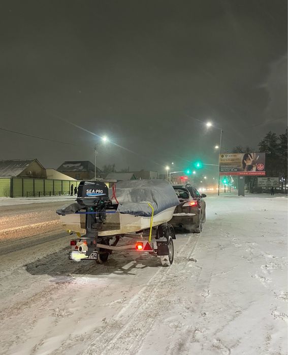 Лодка с мотором и прицепом