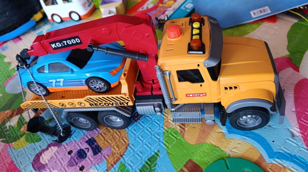 Mașină tractare cu funcții și sunete