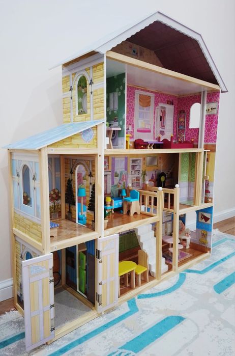 Деревянный кукольный домик