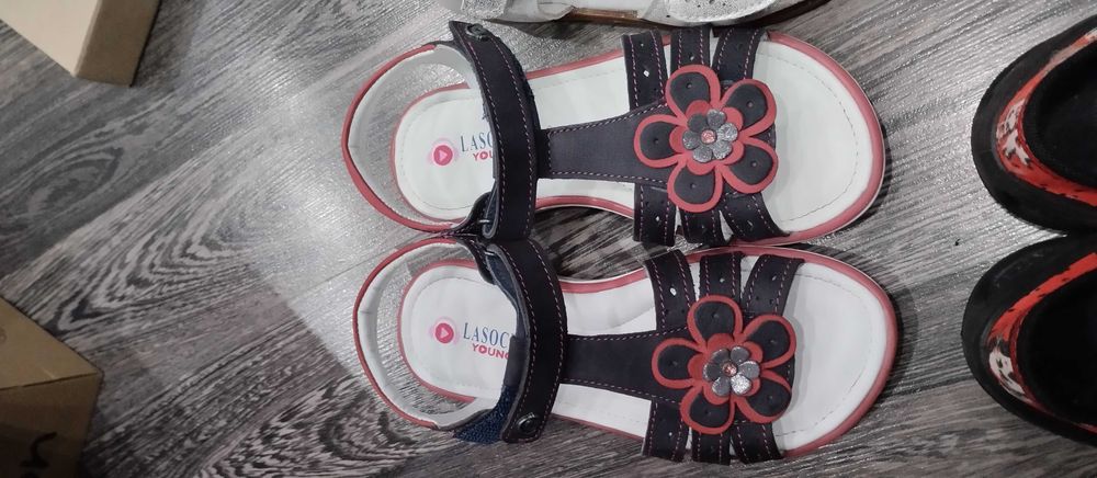 Сандали, маратонки, вътрешни обувки