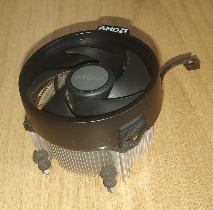 AMD Ryzen 7 3700X (8 ядра / 16 нишки) + стоков охладител