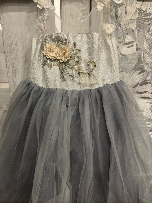 Нарядное платье на девочку