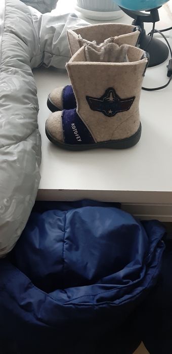 Продам детский комбинезон и валенки