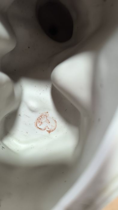 Фарфоровая статуэтка.