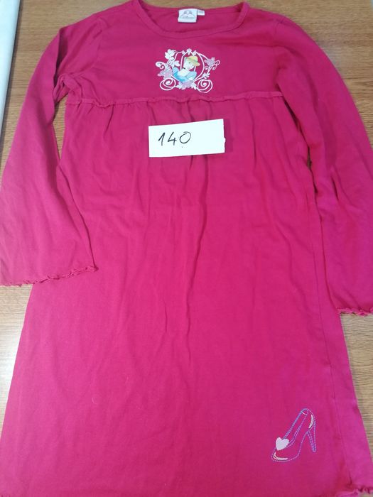 Vând pijamale pt fete