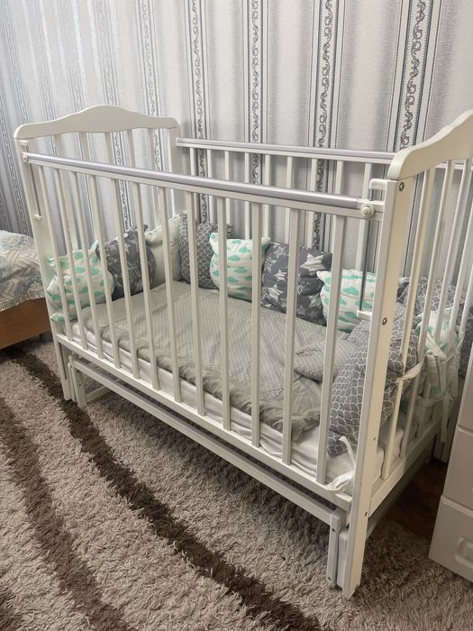 Детская кроватка с маятником