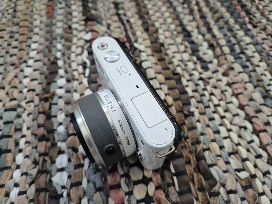 Nikon  1 J2 с Nikon 11-27.5mm  обектив