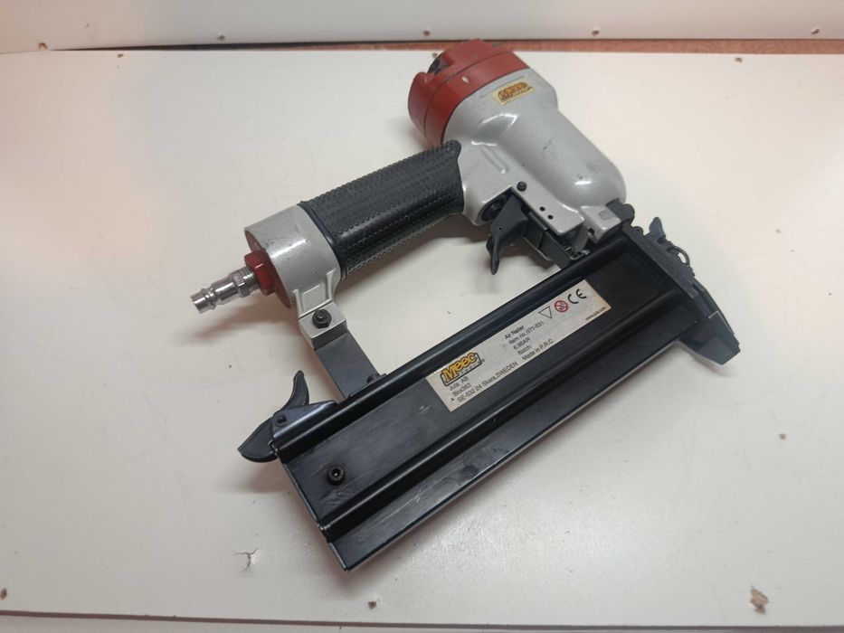 Pistol cuie tabla finisaje paleti tamplarie cabane lemn pneumatice pe aer MEEC BOSSTICH AerFast EverWin