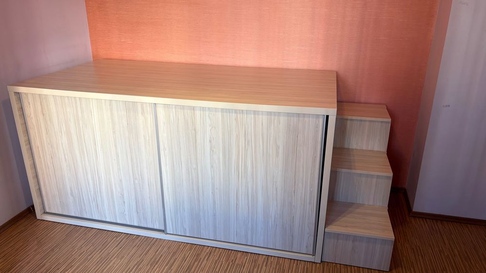 Масивен шкаф-легло с място за съхранение