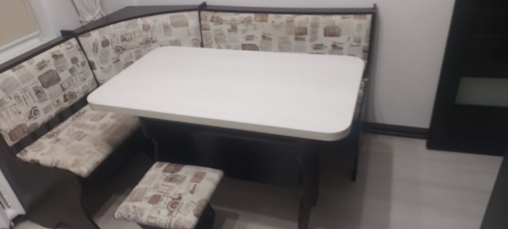 Продам угловой диван на кухню, стол, 3 табуретки