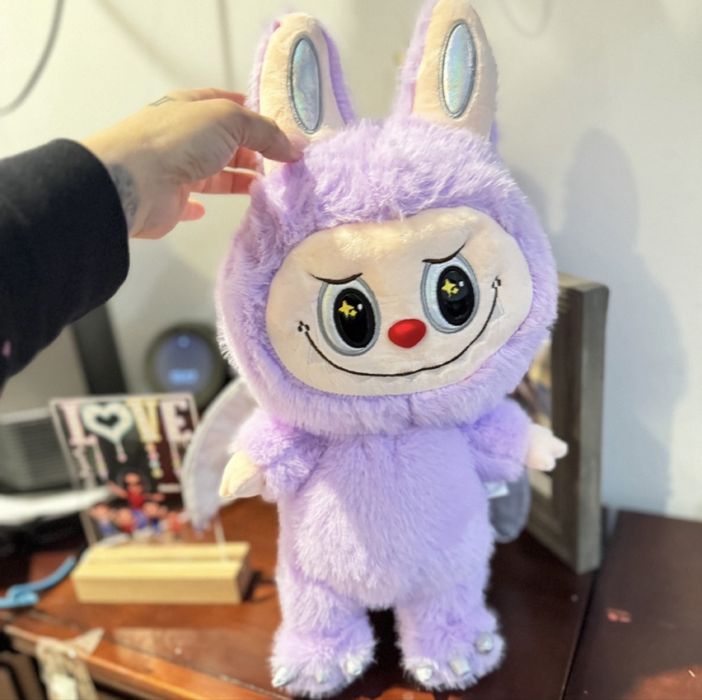 Плюшена играчка Лабубу 40см с крила лилав цвят Labubu