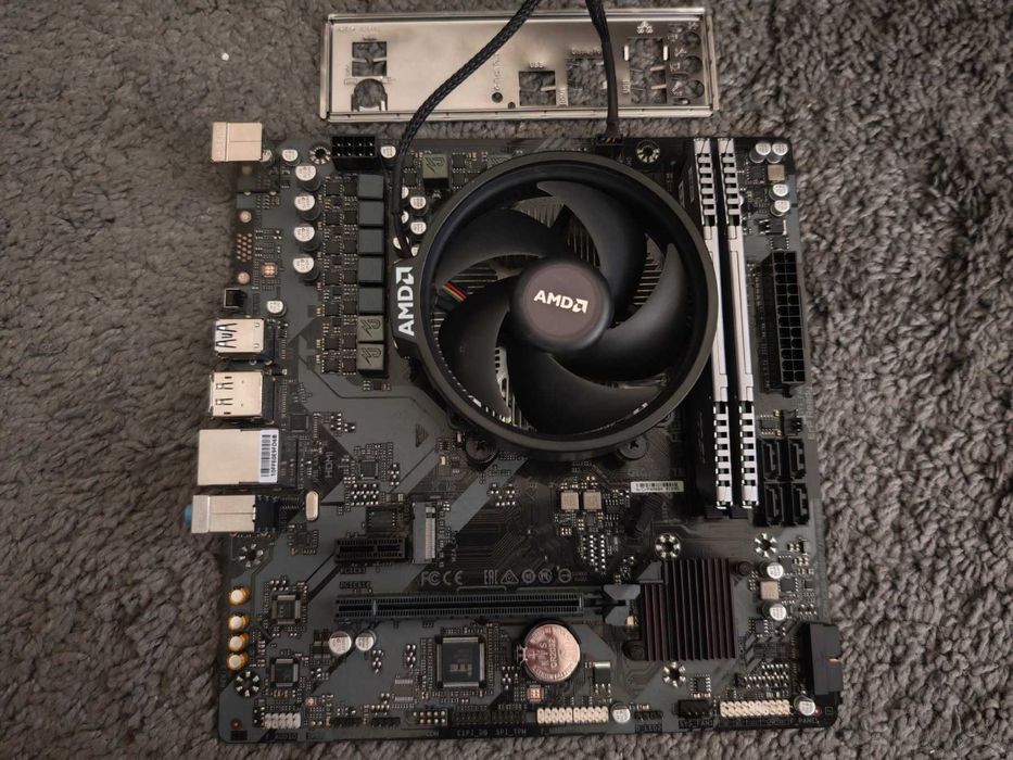 GIGABYTE A620M H socket AM5 + Ryzen 5 8400F 6-Core 4.2GHz + 2x8GB 16GB DDR5 5600MHZ