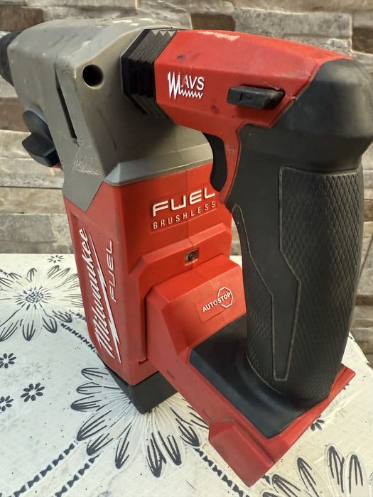 Акумулаторен безчетков перфоратор Milwaukee M18