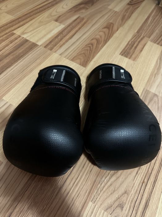 Manusi de box.