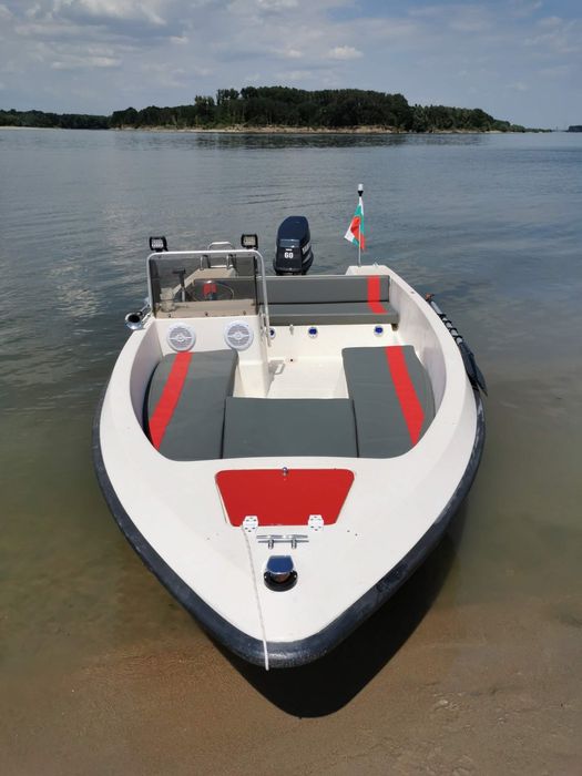 Продавам лодка със извънбордов двигател Yamaha 60 k.c