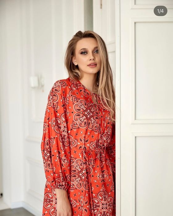 Женское платье красного цвета из очень приятной ткани