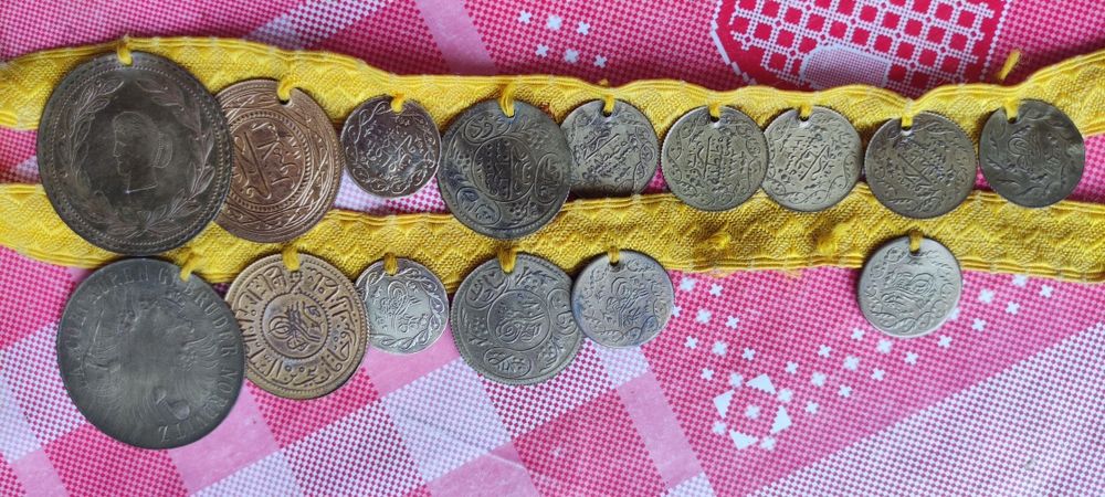 Salbă cu monezi foarte vechi