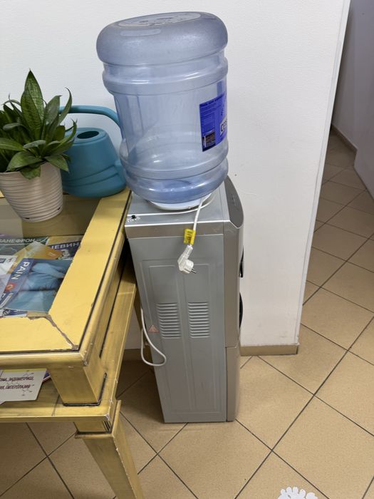 Куллер для воды в хорошем состаяни