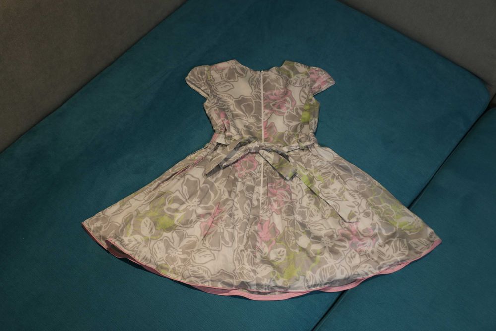 Rochita ocazie gri cu alb pentru fetite marimea 5 - 6 ani