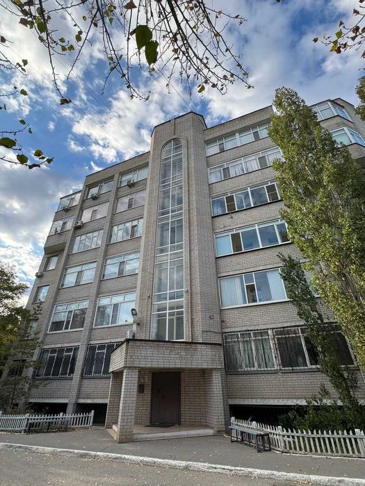 Продается 5-комн  квартира с современным ремонтом в районе Спутник