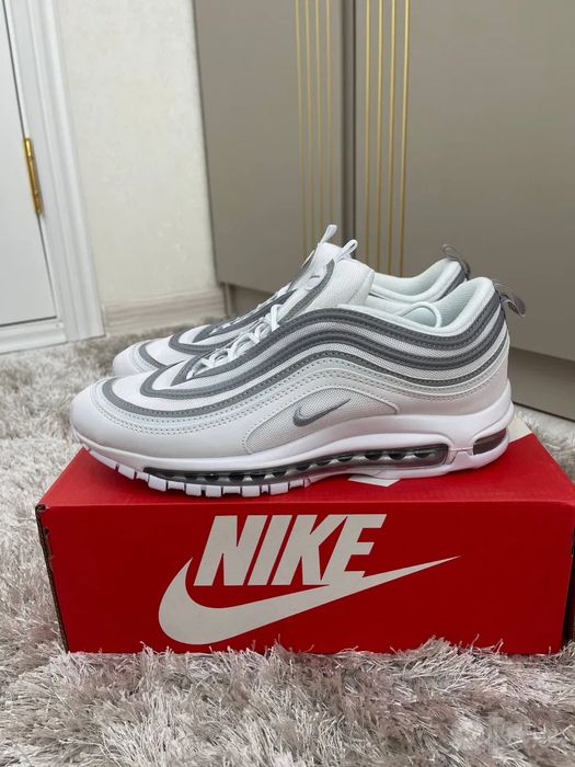 Белый кроссовки Nike