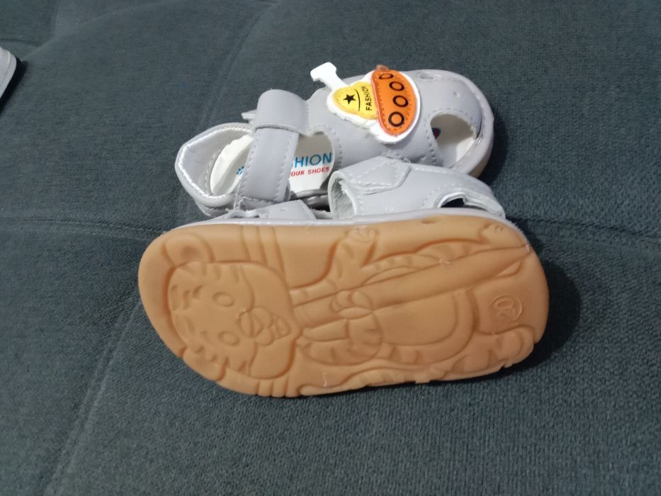 Продам детские сандалики