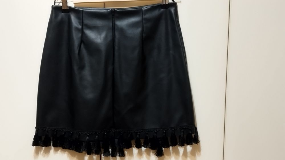 Къса черна пола от еко кожа