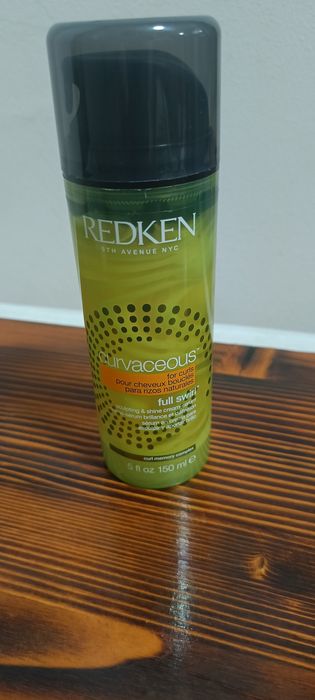 Redken Curvaceous Full Swirl  ser-cremă 2-în-1 pentru definirea și strălucirea buclelor