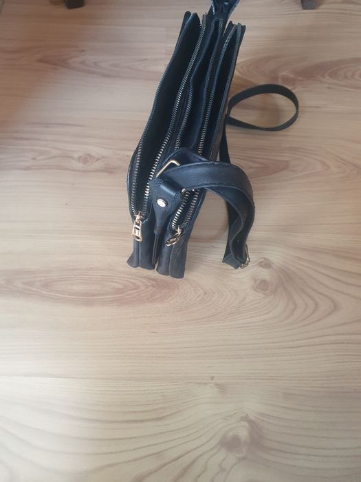 Продавам  дамска ежедневна чанта.