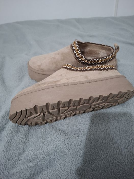 Vând papuci închiși 39