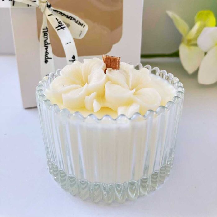 Lumânare parfumată cu fitil din lemn Elysium- Frezii - Pere-Mosc