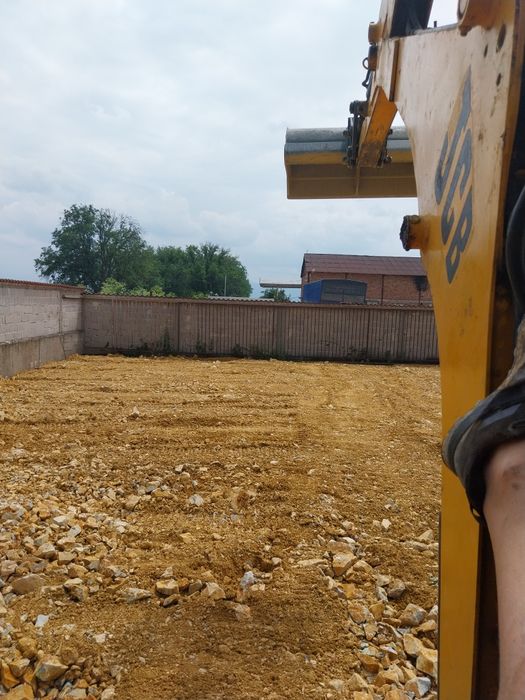 Услуги с багер ,самосвал и бобкат. Изкопаване на ями и канализации..