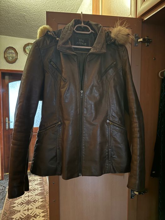 Луксозно дамско яке от естествена кожа с качулка и естествен пух