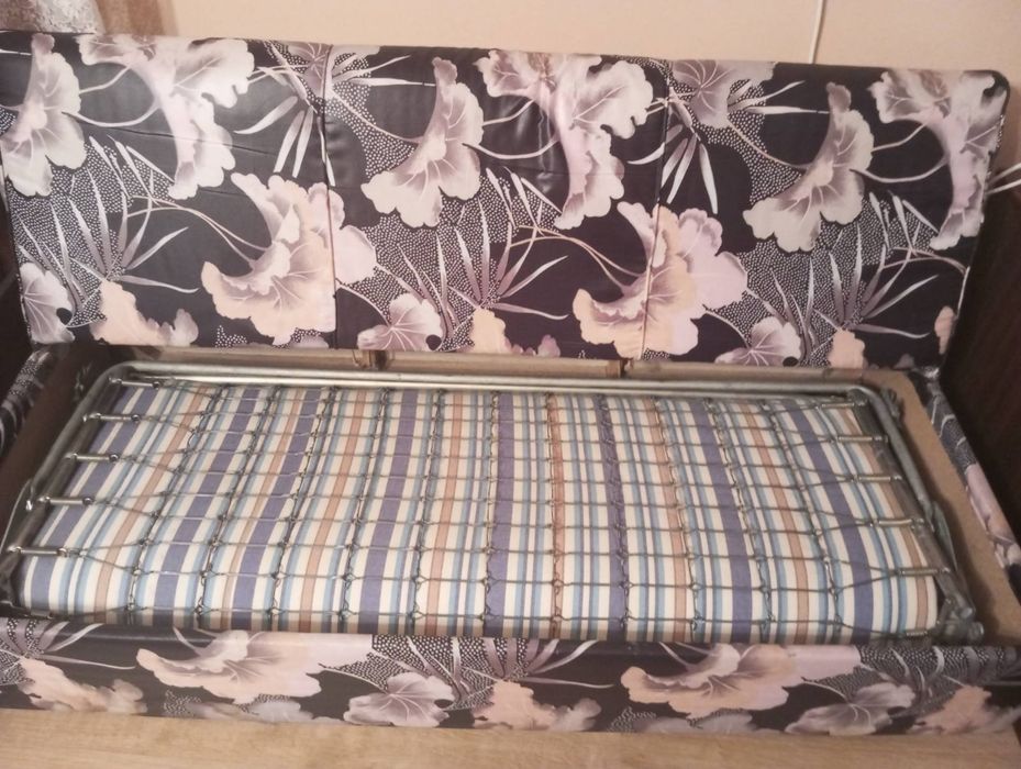 Малък разтегателен диван