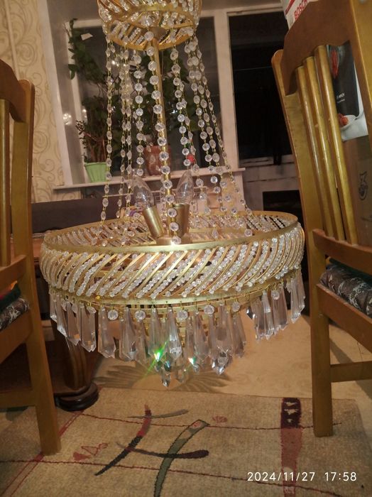 Продам люстру  диаметр 50см высота 75