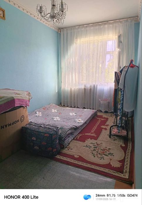 Продаётся 4 комнатный квартира, этажный дом на 3 этаже.. Состояние отл