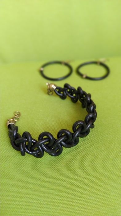 Гривна и обици, естествена кожа