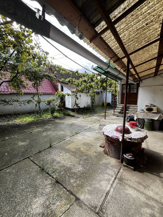 Casă de vânzare în Slimnic – 1.860 mp teren + anexe