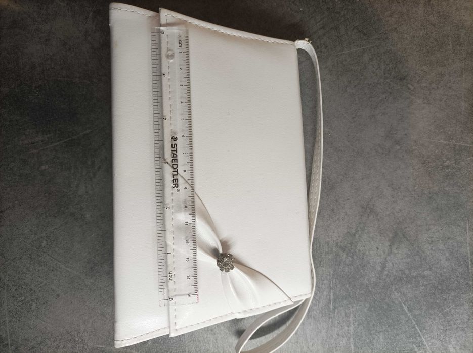 Бяла дамска чанта