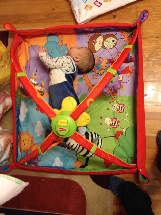 Продавам активна гимнастика за бебета на марката Tiny Love