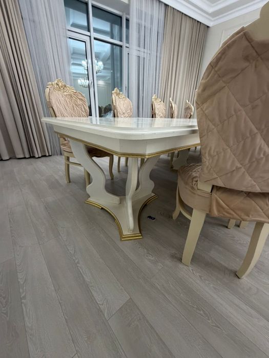 большой стол со стульями