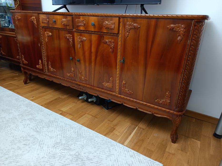 Mobilă din lemn masiv