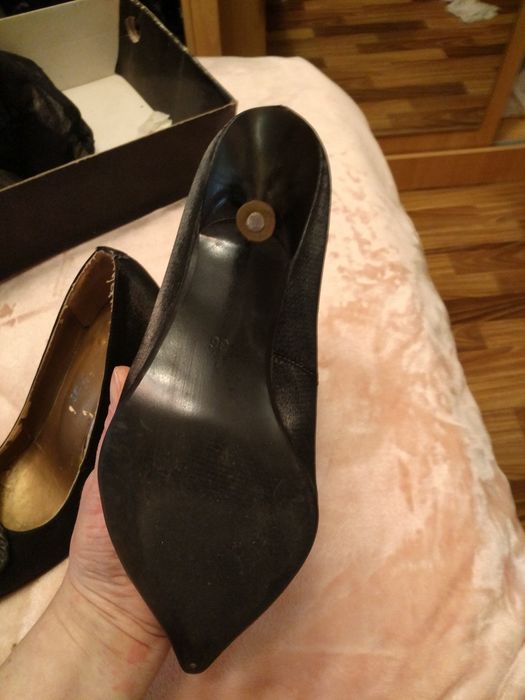 Продаются, женские туфли выходные, атласные на шпильке!