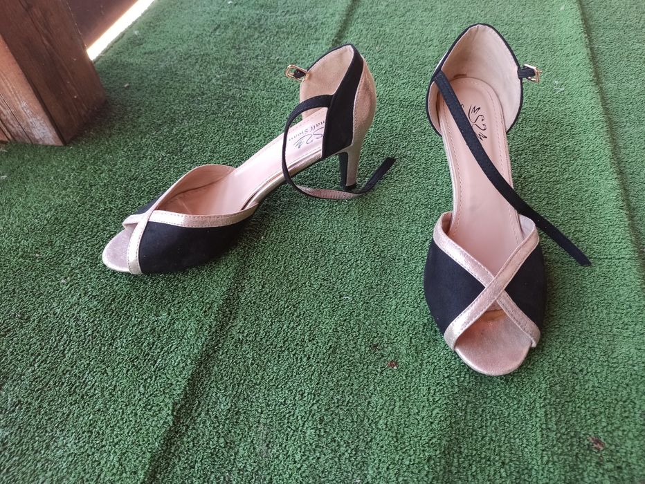 Vand pantofi eleganti decupati nr 39