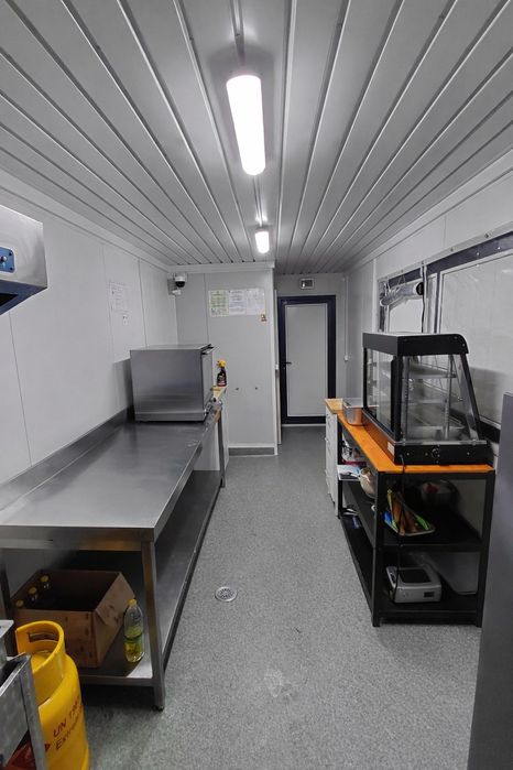 Inchiriez/vând  rulota comerciala-food truck an 2024