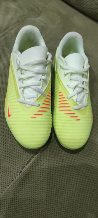 Детски футболни бутонки