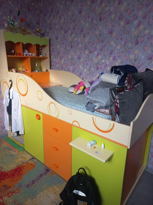 Детская кровать с полками