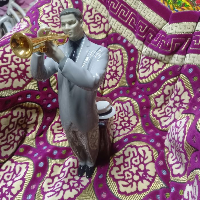 Продам статуэтку Джаз трубач.