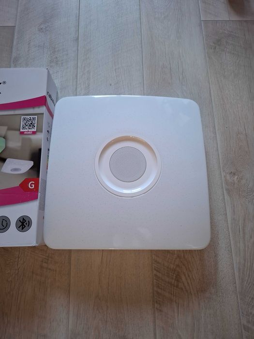 Музикален плафон с дистанционно управление.